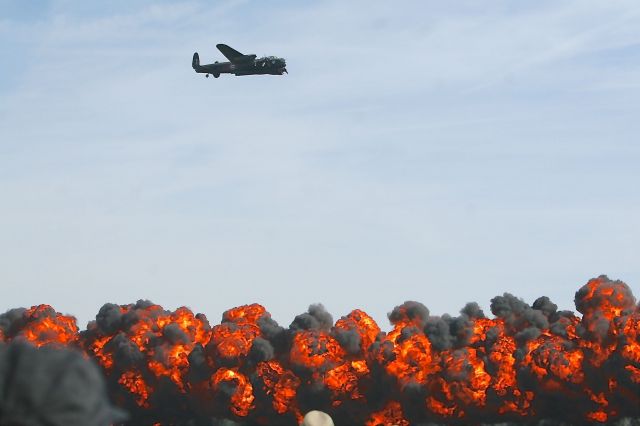 — — - Wall Of Flames demonstration at Gathering Of Mustang Air Show Rickenbacker Intl 9-30-2007