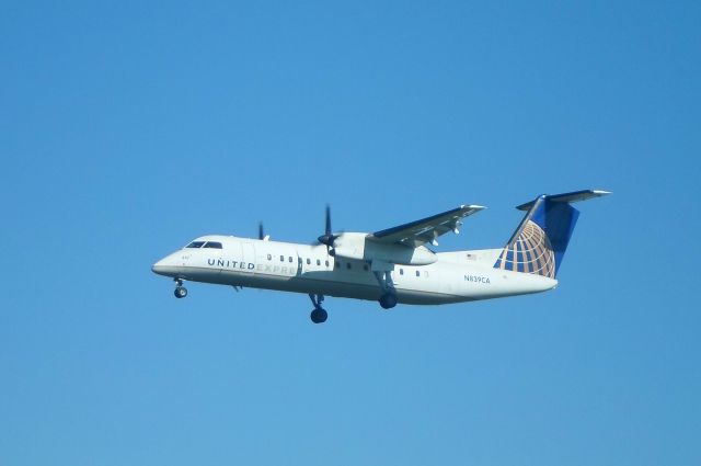 de Havilland Dash 8-300 (N839CA) - A United Express (Commutair) Dash 8 arrives at Albany International Airport on Runway 1.