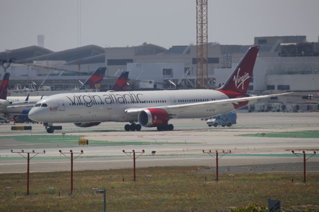 Boeing 787-9 Dreamliner (G-VYUM)