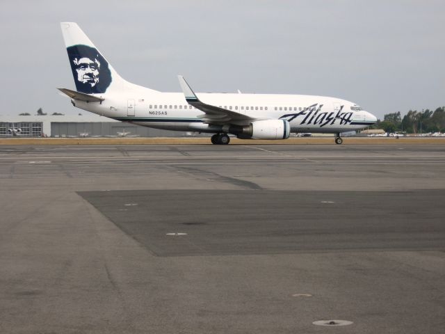 Boeing 737-700 (N625AS) - Taxiing to gate after landing