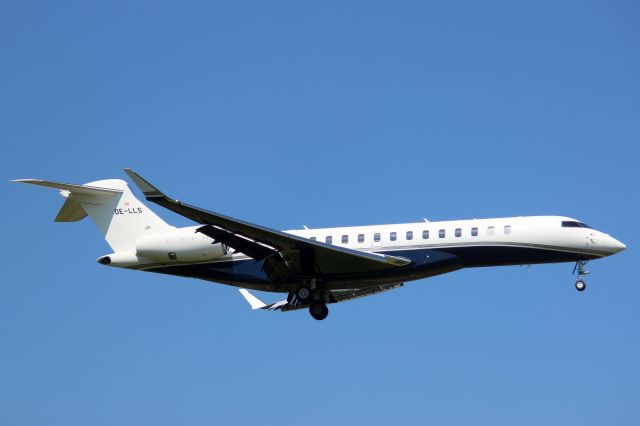 BOMBARDIER BD-700 Global 7500 (OE-LLS) - On short finals for rwy 06 on 7-May-24 arriving from EGTF.