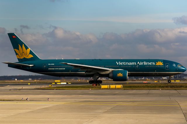 Boeing 777-200 (VN-A150) - Rwy 18