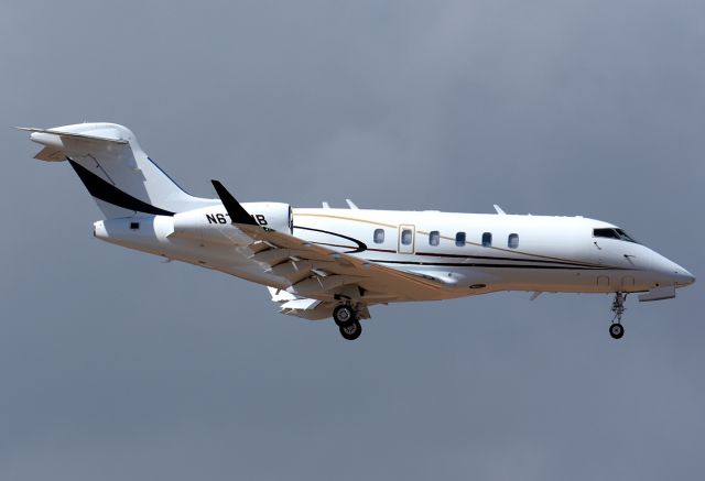 Canadair Challenger 350 (N678HB)