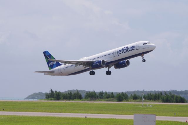 Airbus A321 (N970JB) - Early rotation from Rwy 30 flight JBU6132