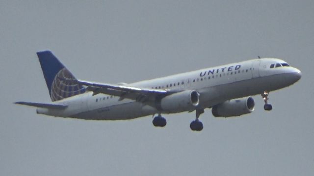 Airbus A320 (N466UA) - The landing gear came out a bit late for this A320 by United. Also, the plane was a bit high on approach I don't know if it did a go around or landed