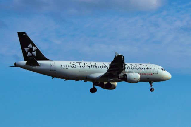 Airbus A320 (C-FDRK) - Arriving from Vancouver International Airport