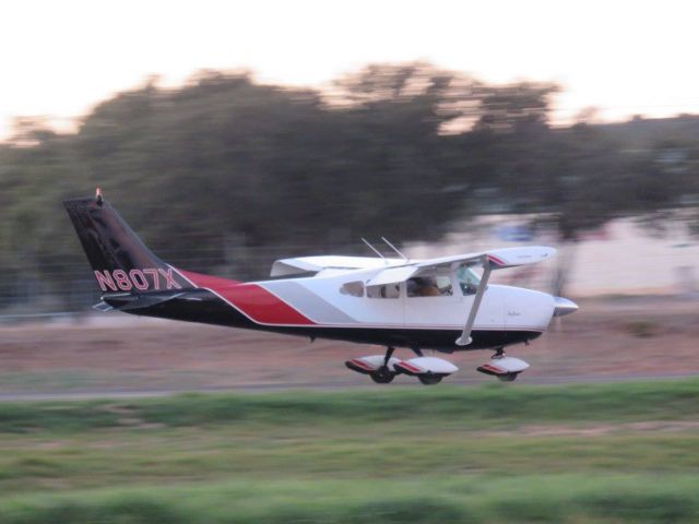 Cessna Skylane (N807X)