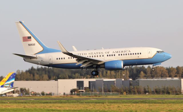 Boeing 737-700 (05-0932) - "spar22" usaf c-40c 05-0932 landing at shannon 20/9/20.