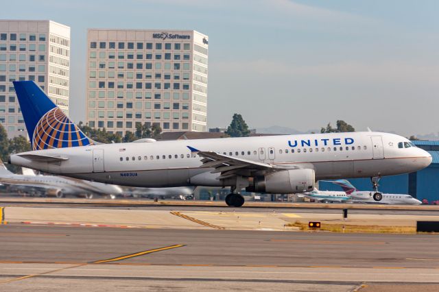 Airbus A320 (N483UA)