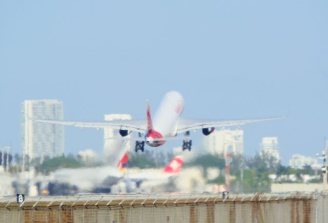 Airbus A330-200 (N334QT)