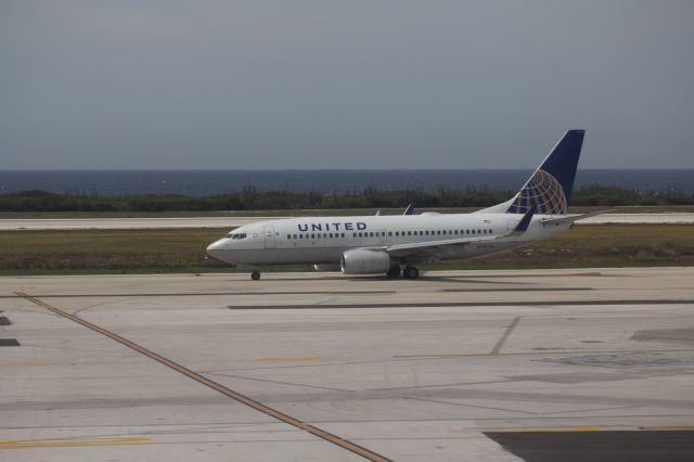 Boeing 737-700 (N33714) - taxiing to runway 11