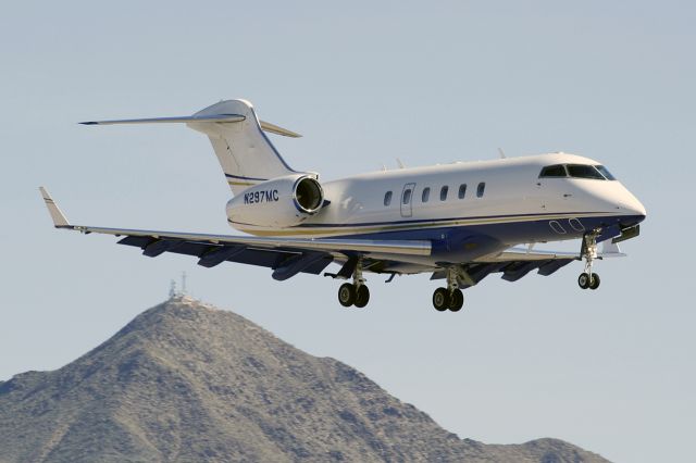 Bombardier Challenger 300 (N297MC)