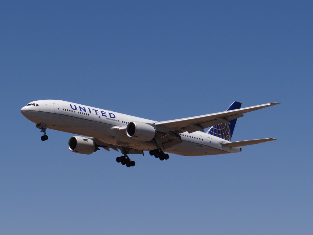 Boeing 777-200 (N204UA)