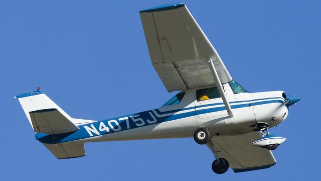 Cessna Commuter (N4075J) - CAK based 150 out for a local flight