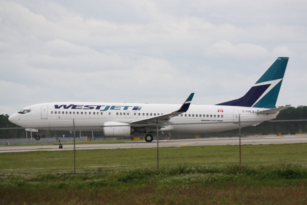 Boeing 737-800 (C-FPLS) - WestJet Flight 1185 (C-FPLS) departs Southwest Florida International Airport enroute to Toronto-Pearson International Airport