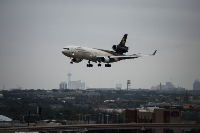 Boeing MD-11 (N252UP) - Landing runway 4.