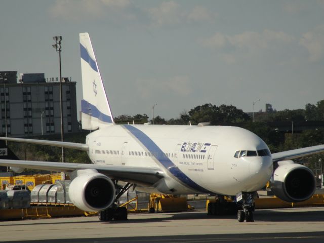 Boeing 777-200 (4X-ECA)