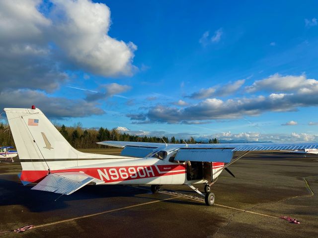 Cessna Skyhawk (N9690H) - Niner-Zero-Hotel sits on the ramp during preflight inspection. The weather was beautiful for a fun local flight. Mt. Rainier is poking through the clouds in the distance. 