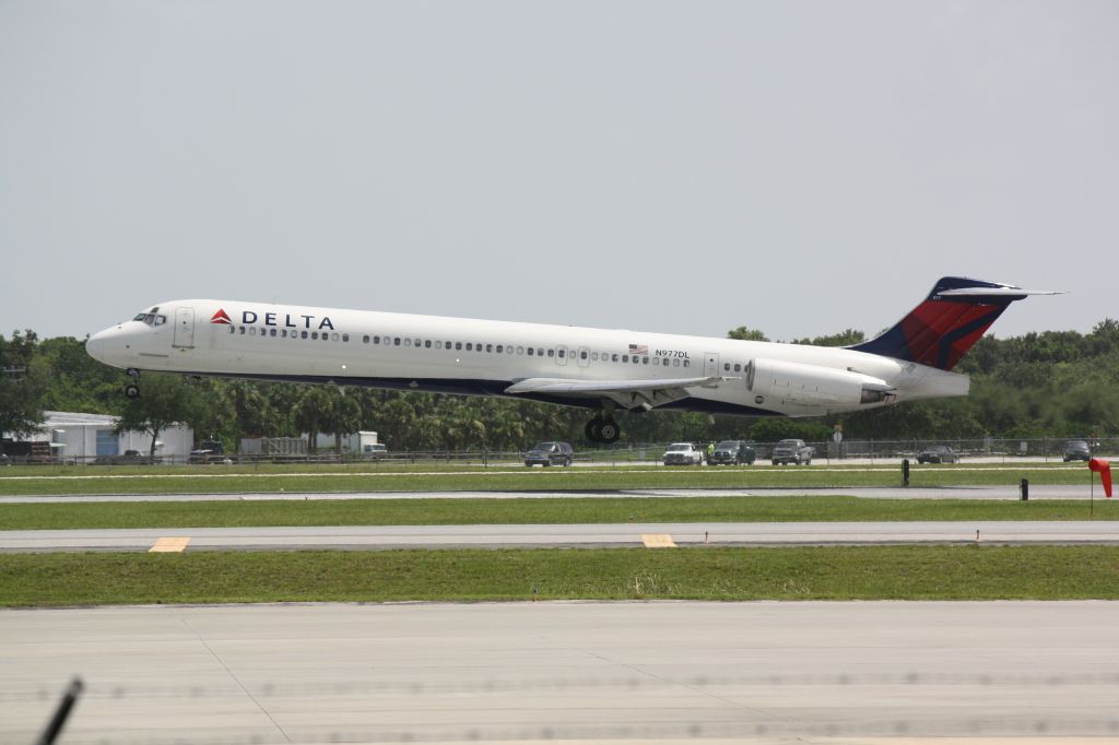 McDonnell Douglas MD-88 (N977DL) - Delta Flight 1678 (N977DL) arrives at Sarasota-Bradenton Intenational Airport following a flight from Hartsfield-Jackson Atlanta International Airport