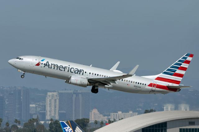 Boeing 737-800 (N983AN)