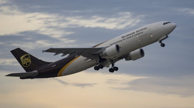 Airbus A300F4-600 (N142UP) - Another early rotation departing runway 13R