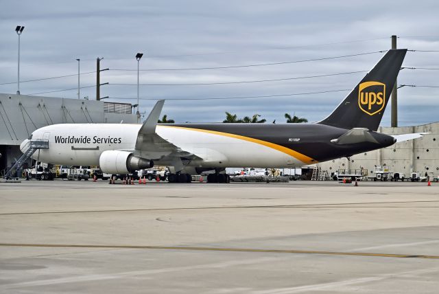 BOEING 767-300 (N318UP)