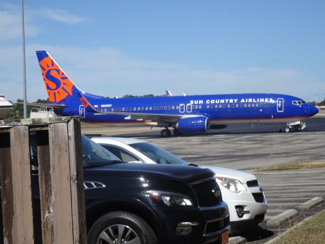 Boeing 737-700 (N829SY)