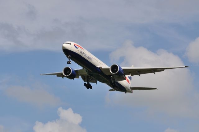 BOEING 777-300 (G-STBA) - 2012/8/3