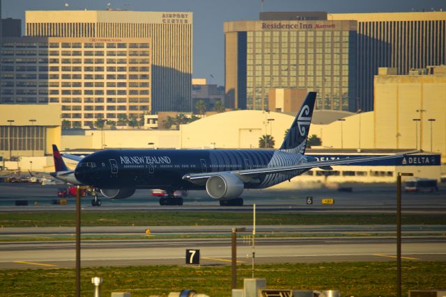 BOEING 777-300 (ZK-OKQ)