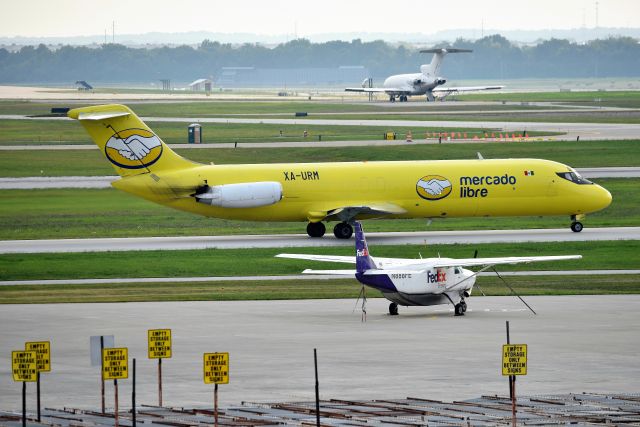 McDonnell Douglas DC-9-30 (XA-URM) - Two classics in one shot. 08-09-21