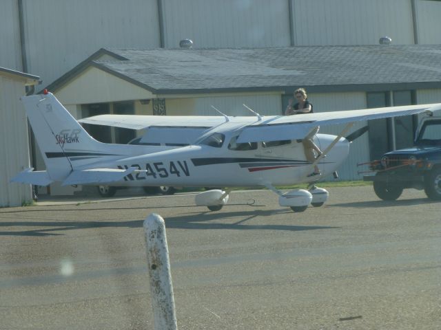 Cessna Skyhawk (N2454V)