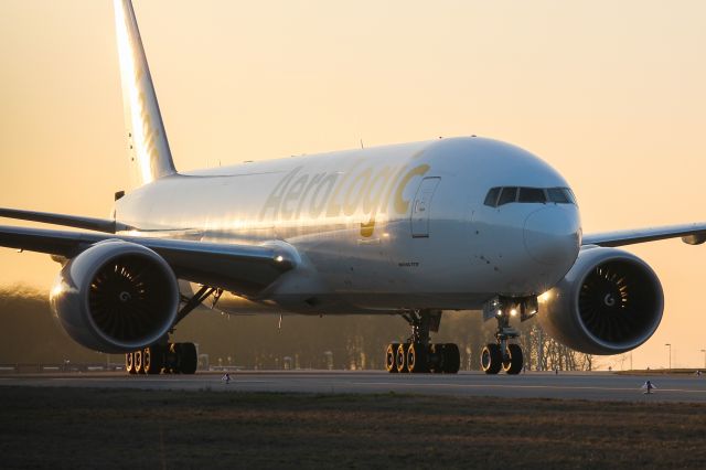 Boeing 777-200 (D-AALB) - D-AALB taxiing to Parking Position in a nice evening light