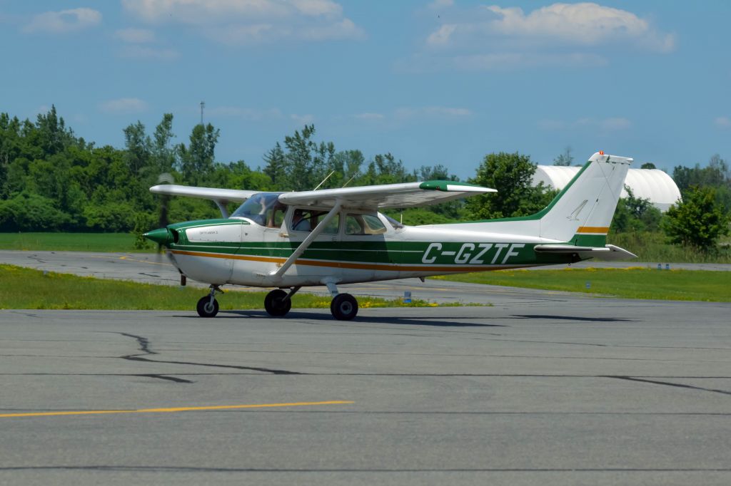 Cessna Skyhawk (C-GZTF) - Taxing in from flight