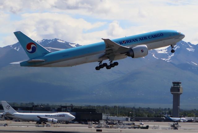 BOEING 777-200LR (HL8252) - Takeoff from 15-33 to the south