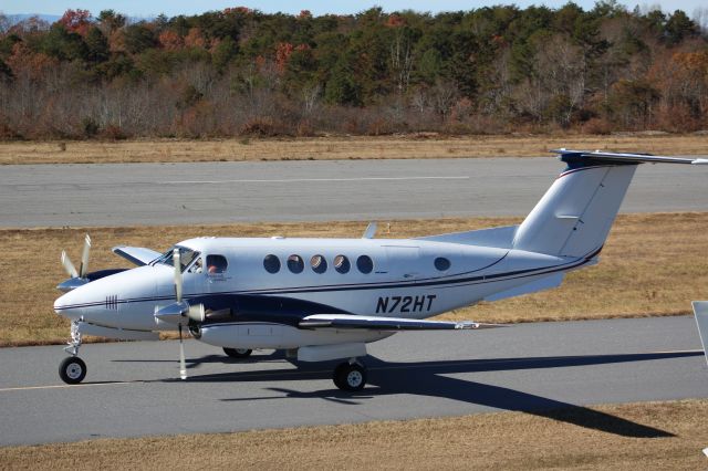 Beechcraft Super King Air 200 (N72HT)