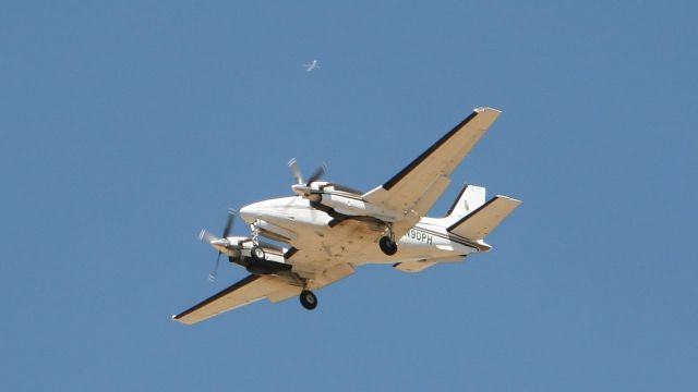 Beechcraft King Air 90 (N90PH) - Beech E-90 landing RWY 17 with Frontier Airbus A320 at FL350 performing KDEN>KTYS, June 18,2018