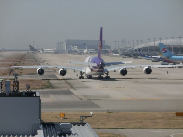 Airbus A380-800 (HS-TUF) - 勇ましい後姿。