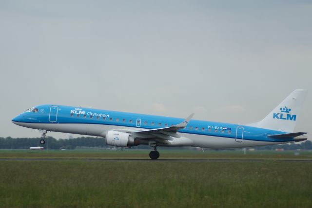 Embraer ERJ-190 (PH-EZR) - KLM Cityhopper EMB190-195 cn375 Take Off RWY36L 22-5-2018