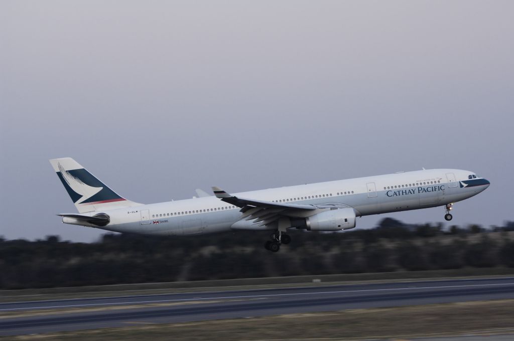 Airbus A330-300 (B-HLM) - Landing at NRT Airport Runway 16L on 2011/12/29