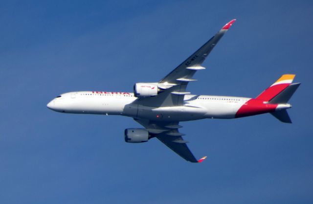 Airbus A350-900 (EC-MYX) - On approach is this Iberia Airbus A350-941 in the Autumn of 2018.