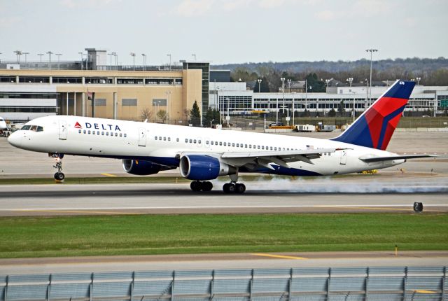 Boeing 757-200 (N676DL)