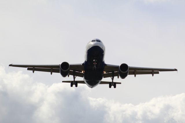 Airbus A319 (G-EUPZ) - A BA A319 on final approach into LHR, landing on runway 09L.br /br /Location: Stanwell Moor Road, inline with runway 09L.br /Date: 28.08.22 (dd/mm/yy).