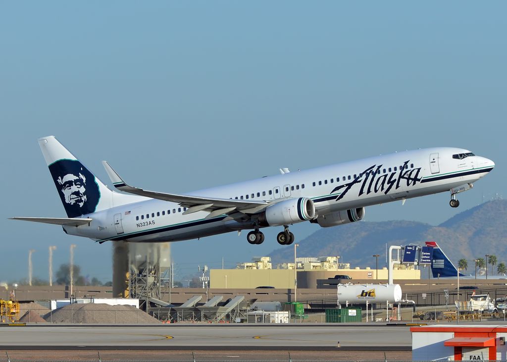 Boeing 737-900 (N323AS)