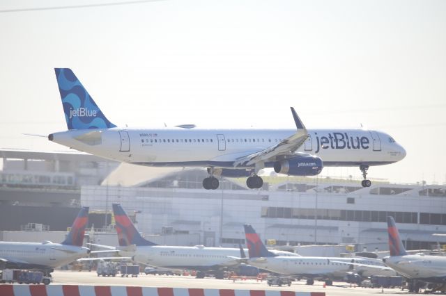 Airbus A321 (N980JT)