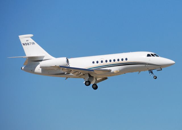 Dassault Falcon 2000 (N9871R) - Departing RWY32