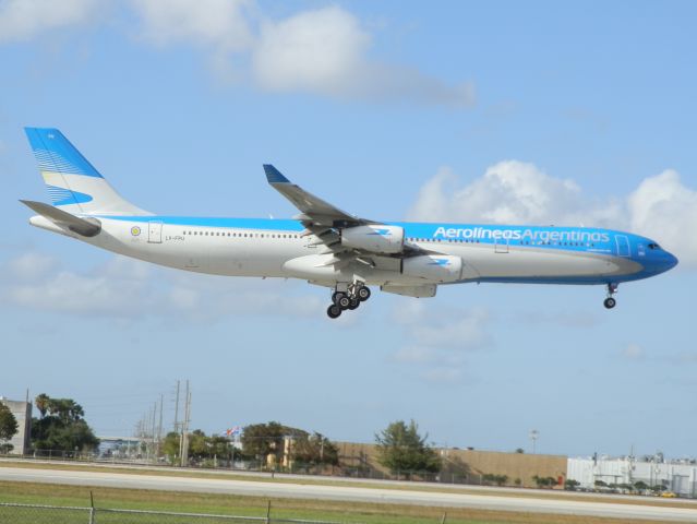 Airbus A340-300 (LV-FPU)