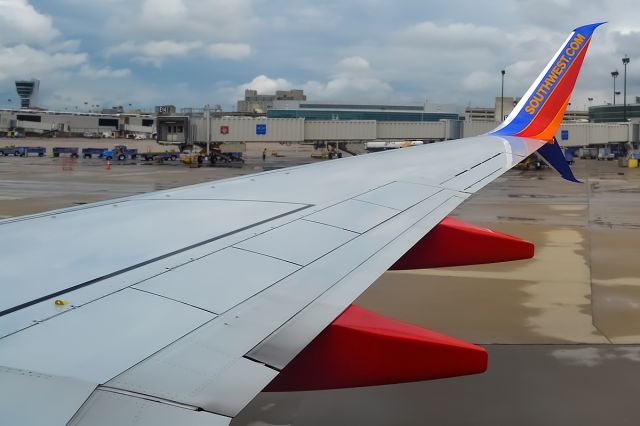 Boeing 737-800 (N8625A) - Taxiing to gate at KPHL