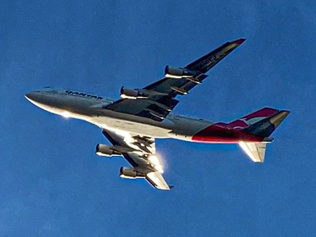 Boeing 747-200 (VH-OEJ) - VH-OEJ farewell flyover 