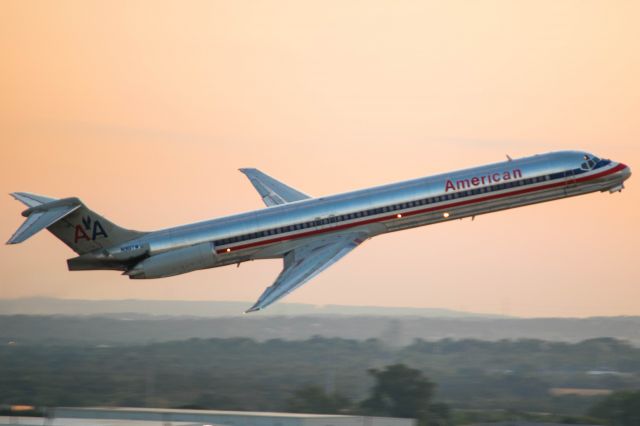 McDonnell Douglas MD-80 (N961TW) - Final American MD-80 to depart SAT. Aircraft was sent to Roswell after this flight. Gonna miss the MD-80. KSAT TOWER authorized bank turn after take off. Truly a beautiful sight.