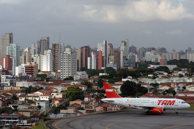 Airbus A319 (PT-MZC) - Congonhas: airport located in city center São Paulo/Brasil